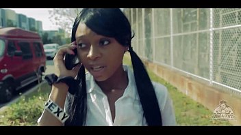 Se distreaza ca proasta la piscina