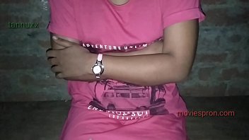 Anal cu o pizda ce are un gaoz rotund si mic