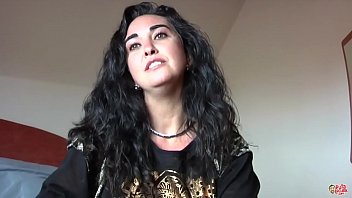 Timida la prima intalnire e filmata in genunchi cand face muie si sex