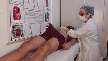 Film porno nepotul intra peste matusa si o prinde dezbraca