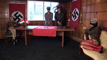 O brunetica se penetreaza singura cu vibratorul in cur