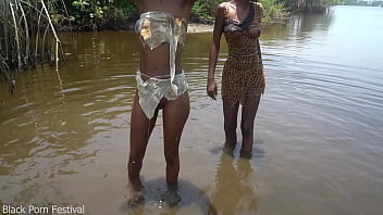 Baie cu spume muie si sex cu fiul vitreg