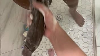 Dezvirginata recent ofera pizda calda unui barbat cu pula mare