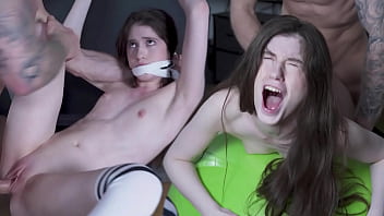 O plateste sa o futa in gura pana ii rupe maxilarul