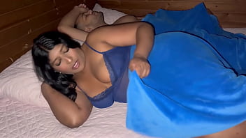 Film xxx un frate isi fute sora brutal in dormitorul parintilor