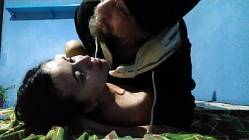 Fut o bruneta cu ochelari salbatic